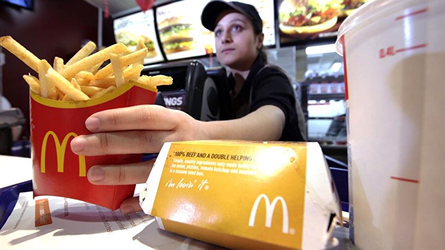 Kaç kişi çalışıyor
Bütün dünyada her gün en az 2 tane restoran açan McDonald's,çalışan olarak genellikle öğrencileri ve gençleri tercih ediyor. Amerika'da neredeyse her 15 kişiden 1'i McDonald's restoranlarında çalışıyor.