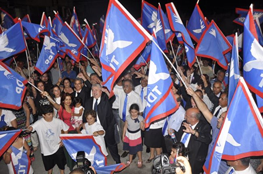 Toplumcu Demokrasi Partisi (TDP)

                                    
                                    
                                    
                                    Toplumcu Demokrasi Partisi (TDP), 3 Haziran 2007 tarihinde Toplumcu Kurtuluş Partisi (TKP) ile Barış ve Demokrasi Hareketi’nin (BDH) kendilerini feshederek, birleşmeleri sonucu oluşturulan bir siyasi partidir. 

  
TDP Programı, Kıbrıs sorununa bakışını şu ifadelerle karşılar: TDP, Kıbrıs’ın AB üyeliğinin sonrasında Kıbrıs Türk halkının özgür iradesine bağlı olarak, toplumsal varlığını ve kimliğini koruyarak, kendi kendini yönetme gücünü geliştirerek, Kıbrıs Rum toplumu ile siyasal eşitlik temelinde kurulacak iki toplumlu, iki bölgeli, Birleşik Federal Kıbrıs Cumhuriyeti’nde barış ve refah içinde yaşamasını ve bütünleşmesini temel hedefi olarak belirlemiştir.

  
Partinin programda, Türkiye’den gelip yavru vatana yerleşenlere dair şu ifadeler yer alır: 

  
“Kıbrıs sorunun çözümsüzlüğü, siyasal ekonomik istikrarsızlıklar ve KKTC’ye kontrolsüz nüfus akışı, Kıbrıs Türkleri’nin yoğun göçüne neden olmaktadır. Bu sorun Kıbrıs Türk toplumunun erimesini getirirken, Kıbrıs sorunundaki çıkmazı da derinleştirmektedir.”
                                
                                
                                
                                