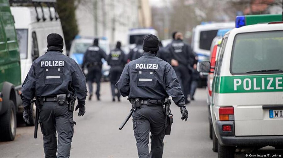 Alman polisi Berlin'de radyoaktif madde içeren iskambil kağıtları buldu