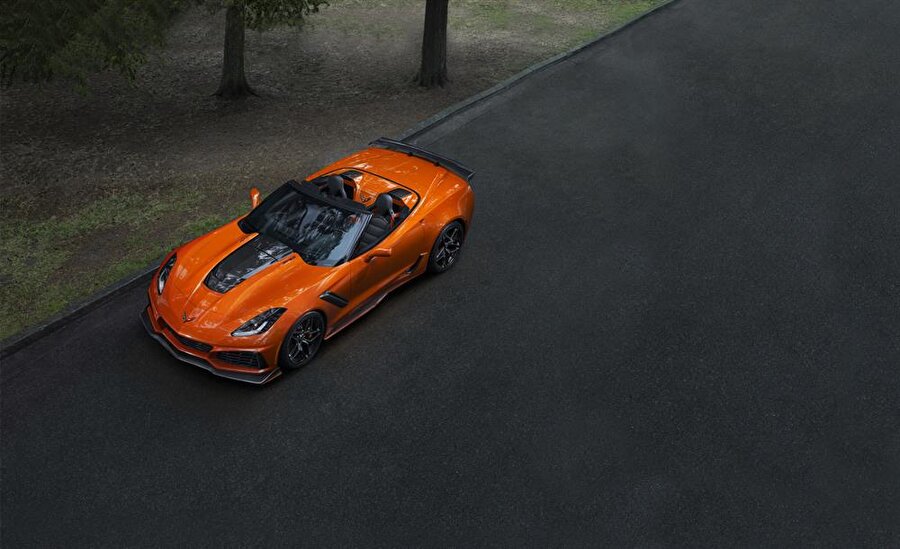 Corvette ZR1 Convertible

                                    Chevrolet, 755 beygirlik spor otomobili ZR1'in üstü açık versiyonuyla Los Angeles'a geldi. Ulaşabildiği en yüksek hız düşse de cüzi bir ağırlık artışıyla üstü açılan bir otomobile dönüşen ZR1, patentli aktif egzoz sistemi sayesinde yüksek hızda meşhur Corvette sesini daha fazla duyurabilecek. 755 beygir güç ve üstü açılan tasarımı sadece 124 bin dolara saıtn almak mümkün olacak.
                                