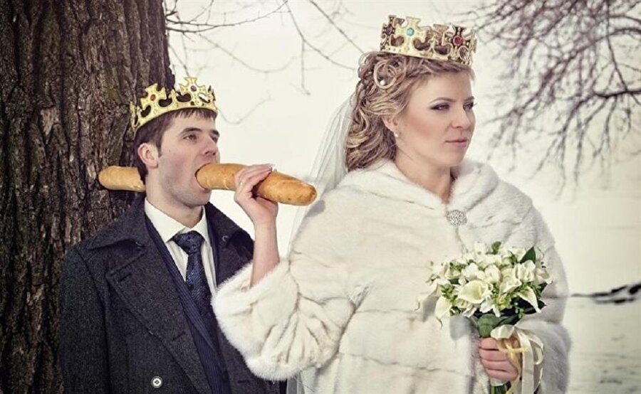 Ekmek aslanın ağzında 

                                    
                                    
                                    Evliliğin büyük sorumluluk olduğunu daha ilk günden hissettirmiş..
                                
                                
                                
