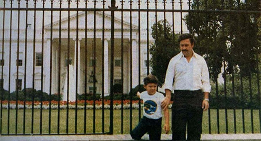 Ailesi
Escobar, 1949 yılında Rionegro şehrinde çiftçi bir baba ve öğretmen bir annenin çocuğu olarak dünyaya geldi.