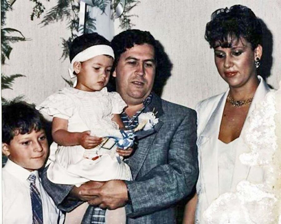 Evliliği
Pablo Escobar 27 yaşına geldiğinde, yaşı henüz 15 olan eşi Maria Victoria Henao ile evlendi.
