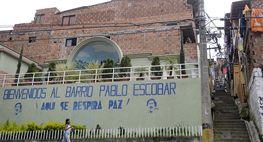 Fakir babası
Escobar, Kolombiya'nın fakir sakinlerine yardım etmek için bir dizi programa fon sağladı. Kiliselere ve hastanelere para verdi, yemek programları hazırlattı, parklar ve stadyumlar inşa ettirdi.