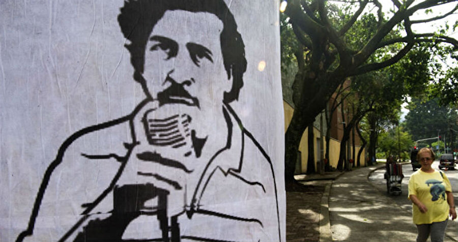 The Power Of Positive Thinking
Polislerin Escobar’ın evinde buldukları eşyalar arasında “Pozitif Düşüncenin Gücü” filminin İspanyolca çevrisi de vardı.