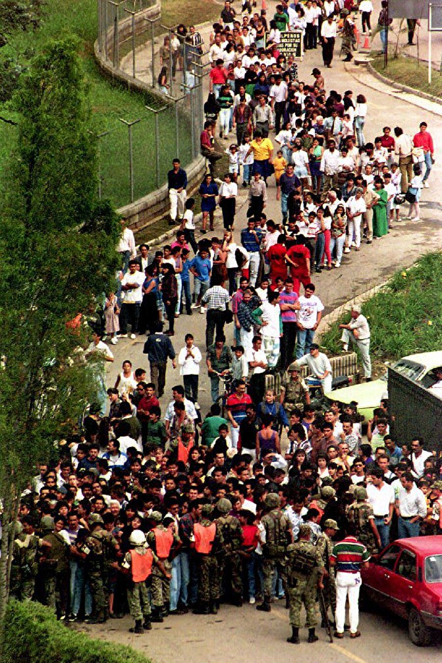 Cenazesi
Escobar’ın Medellin’de düzenlenen cenaze törenine 25.000 kişi katıldı.