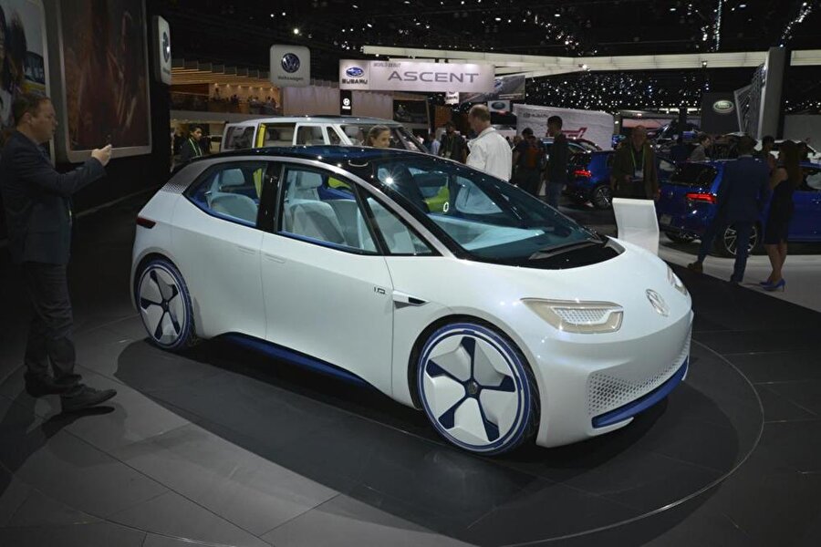 Volkswagen I.D. Concept
Volkswagen'in yeni nesil MEB platformunu kullanarak geliştirdiği tam elektrikli otomobili I.D. Concept, 2020'de seri üretime uyarlanmış haliyle tüketicilerin beğenisine sunulacak. 