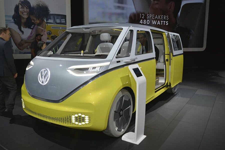 Volkswagen I.D. Buzz
Meşhur Volkswagen minibüsünü elektrikliye dönüştüren I.D. Buzz konsepti, 2022'de piyasaya sürülecek. 369 beygir gücündeki elektrikli minibüsün 111 kW kapasiteli bataryası 435 km menzil sunacak.