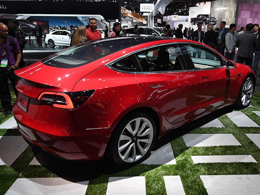 Tesla Model 3
Temmuzda satışı başlayan Tesla'nın uygun fiyatlı elektrikli otomobili Model 3 de Los Angeles fuarında ziyaretçilerin beğenisine sunuldu.