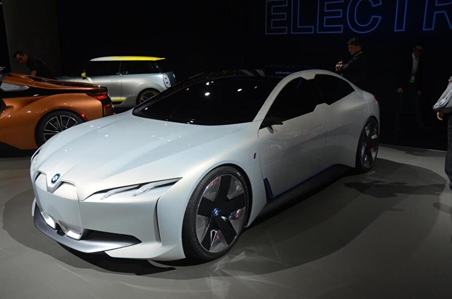 BMW iVision Dynamics
600 kilometre menzil, sıfırdan 100 km'yi dört saniyenin altında geçen elektrik motorları ve fütüristik tasarımıyla iVision Dynamics konsepti, BMW sergi alanının en dikkat çeken otomobili oldu.
