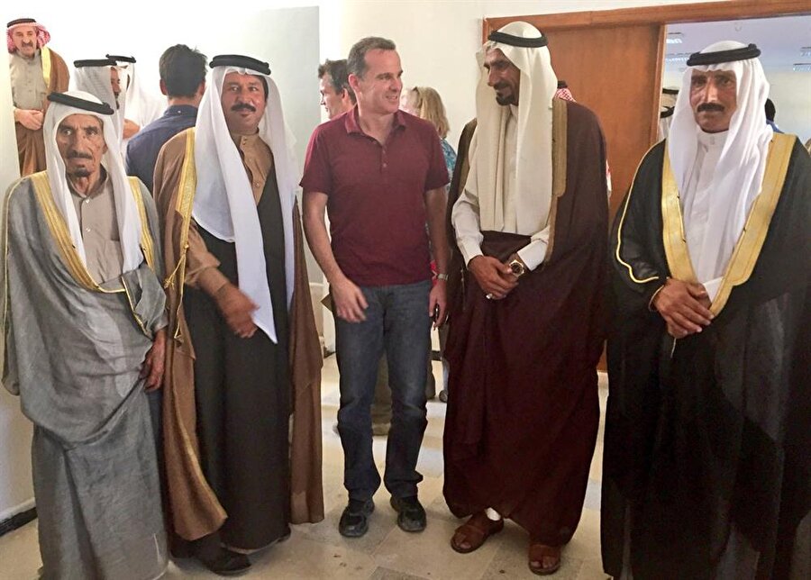 ABD bir dönem YPG'ye değil Araplara silah verdiğini iddia etti. Bu doğru muydu?
İlk başlarda silahları aldığımıza dair (Amerikalıların verdiği belgelere) sadece imza atıyorduk. Ama tüm silahlar PKK liderlerinden Türkiye Kürdü, Safkan diye birine gidiyordu. Safkan, silahları sadece kendi bildikleri bir yere götürürdü. Yine böyle devam ediyor. Mesela Münbiç operasyonunda tüm silahları (kağıt üzerinde) Arap asıllı Ebu Emced'e teslim ettiler. Bilerek yaptılar. Fakat bu bir tiyatroydu. Ebu Emced, bana "Büyük miktarda silahlar alıyorum ancak bana tek parça silah verilmiyor. Görevim ve yetkim sadece imza atmak." diyordu. ABD neden böyle bir yöntem tercih etti? Tüm fikirler Brett McGurk tarafından ortaya atılıyordu. Rakka operasyonu sırasında McGurk, Arap Koalisyonu adında güç kurulmasını istedi. Arap Koalisyonu'nun görevi sadece silahları teslim almaktı. Nitekim çok büyük miktarlarda silah alındı. Ama Kürtler dışındaki Arap, Türkmen ve Süryanilere sadece hafif silahlar dağıtıldı. Koalisyonun adı Arap'tı ancak Arapların hiçbiri şeyi yoktu. Deyrizor askeri meclisi de sadece imza atıyor. ABD'nin bundan haberi vardı, tiyatroyu kendileri istedi. Tüm bu oyunlar, bir gün bu silahların PKK'ya ulaştırıldığının ortaya çıkmaması için yapıldı. Ancak biz bu gelişmiş silahların PKK ve YPG'ye gittiğinden emindik.ABD verdiği silahların nereye gittiğini kime karşı kullanıldığını denetliyor mu?Amerikalılar için silahların nereye gideceği umurlarında değildi. Bir kere bile silahları ne yaptığımızı nerede kullandığımızı sormadılar. "(YPG'nin) Silahları bitirdik" oyununa bile geliyorlardı ve hemen yeni silah teslimatı başlıyordu. ABD zaten Arap, Türkmen ve Süryanilerin bu denklemde yer almadığını biliyor. Obama döneminde sınırlı destek vardı. Trump başa geçtikten sonra destek şekli değişti. Obama döneminde bize kullanılmış silah da geliyordu, bazıları kullanılamaz haldeydi. Trump gelince zırıhlı araçlar gelmeye başladı.Şahin Ferhad Abdi kod adlı Şahin Cilo, Türkiye'nin terörden arananlar listesinde. Kırmızı kategoride ve başına 4 milyon TL'ye kadar konulmuş bir ödül var. ABD'li yetkililerle pozlar veren Cilo bu işlerde ne kadar etkili?(Silahlar için) Talep listesi oluşturuyorduk. Listeyi Şahin Cilo sunuyordu. Verilen silahlar basına yansımazdı. Ne tür silahların verildiğinin bilinmesi istenmezdi.