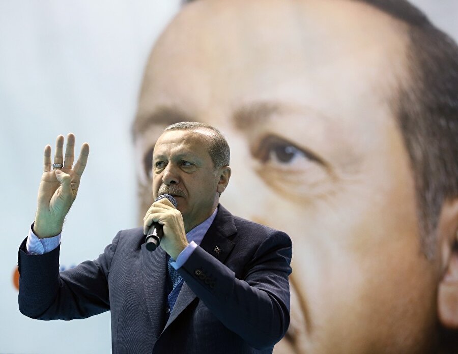 Cumhurbaşkanı Erdoğan: Teröristleri gömdük gömüyoruz ve gömeceğiz
Cumhurbaşkanı Erdoğan, AK Parti İl Kongresi'nde konuştu. Erdoğan, "Tenrürek'ten tutun, Cudi'de, Gabar'a bütün teröristleri gömdük gömüyoruz ve gömeceğiz." dedi. Ayrıca Erdoğan, "Bizi bunlarla ilgili (Suriye ve Irak'ta yaşananlar) senaryolara boyun eğmedik diye yargılamaya çalışıyorlar" ifadelerini kullandı.