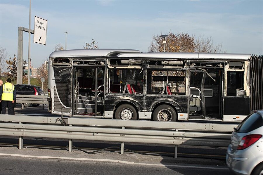 Sefaköy'de metrobüs kazası
İstanbul Sefaköy'de iki metrobüsün kafa kafaya çarpışması sonucu 2'si ağır, 19 kişi yaralandı.
Beylikdüzü-Zincirlikuyu hattında seyir halindeki metrobüs, Sefaköy'de henüz belirlenemeyen bir nedenle başka bir metrobüsle çarpıştı.
Kazada yaralanan yolcular, olay yerine gelen sağlık ekiplerinin ilk müdahalesinin ardından hastanelere kaldırıldı.