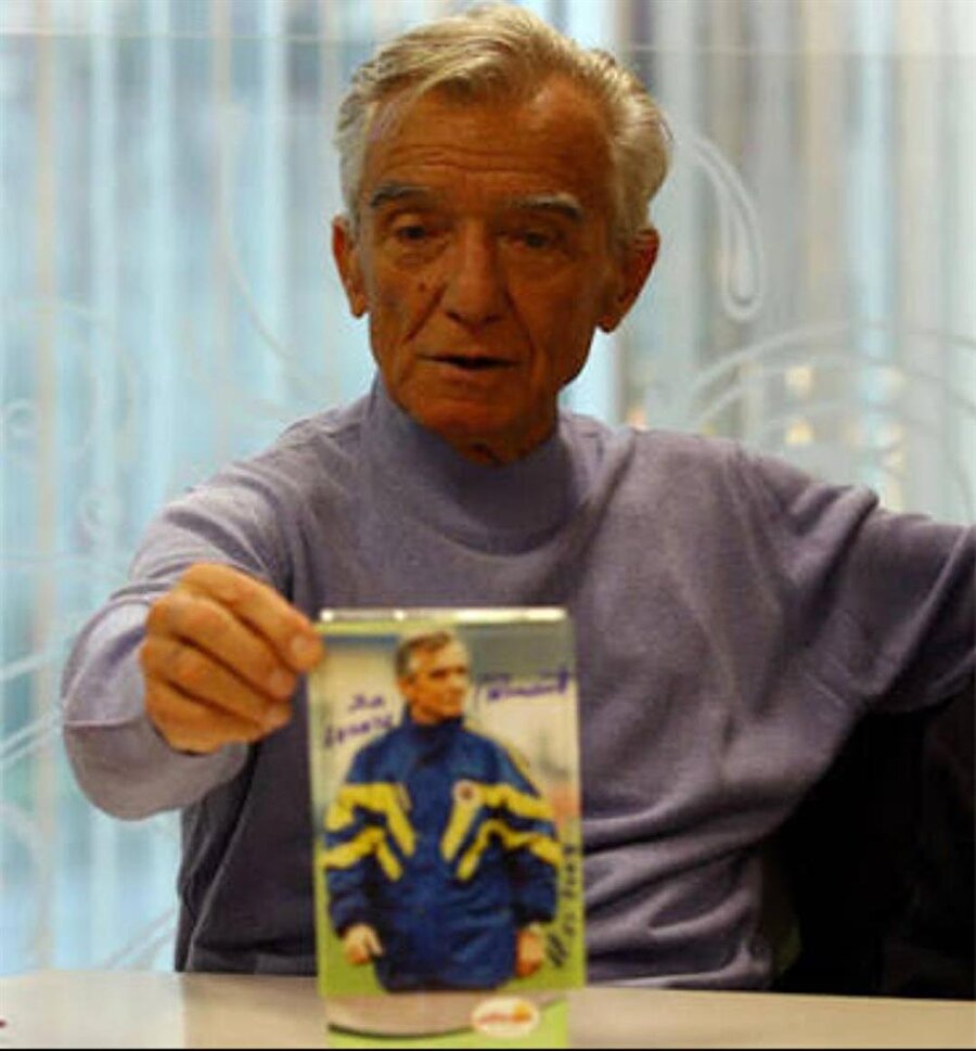 Todor Veselinović

                                    Fenerbahçe’nin efsane teknik adamlarından Todor Veselinović de uzun yıllar yeşil sahalarda top koşturdu. Veselinović, FB TV’ye verdiği bir röportajında 47 yaşına kadar futbol oynadığını dile getirmişti. Fenerbahçeli taraftarların sevgilisi olan Veselinović 17 Mayıs 2017’de vefat etti.
                                