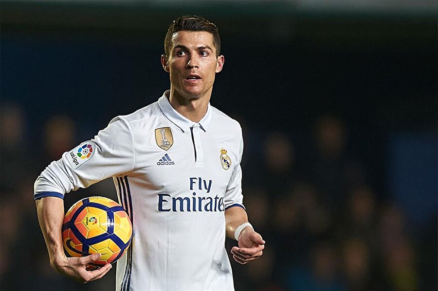 Cristiano Ronaldo
Real Madrid'in süperstarı Cristiano Ronaldo, maç öncesi totemlerinin bir numaraları aktörlerinden. Portekizli yıldız her maç öncesinde sakal tıraşı oluyor ve bu işlemi tamamlamadan maça kesinlikle çıkmıyor.