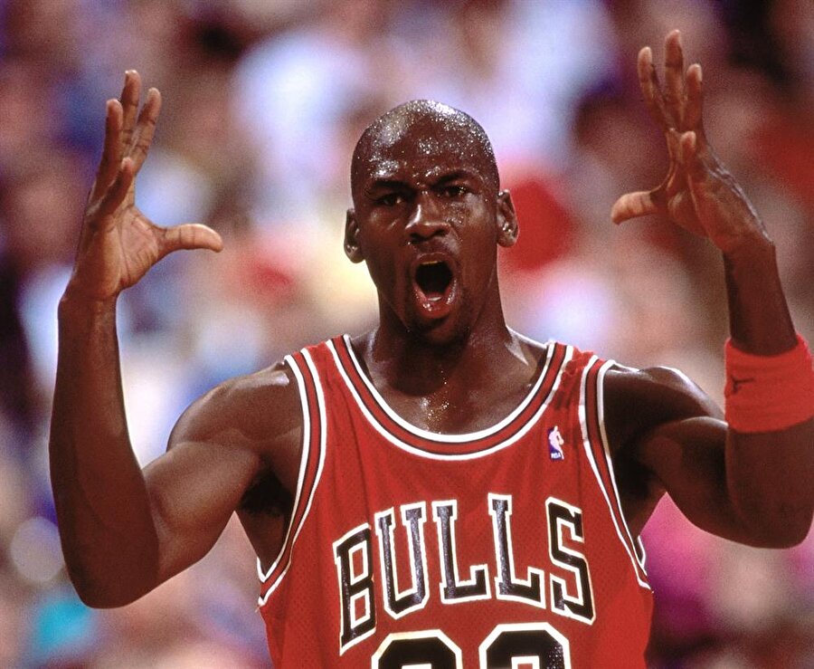Michael Jordan
Tarihin en iyi basketbolcusu Chicago Bulls şortunun altına her maçtan önce kolej şortunu giyerdi.