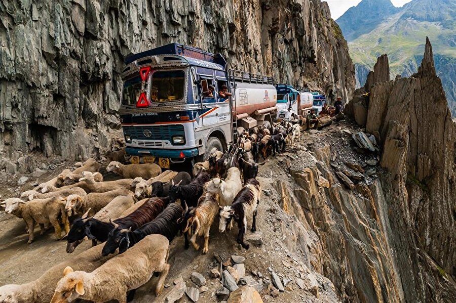 Karakoram Otoyolu, Çin - Pakistan

                                    Dünya üzerindeki en yüksek rakıma sahip olan uluslararası otoyol. Yazın muson yağmurları sebebiyle heyelan, kışın ise soğuk hava koşullarından dolayı buzlanma ve çığ gibi ölümcül tehlikelere ev sahipliği yapıyor.
                                