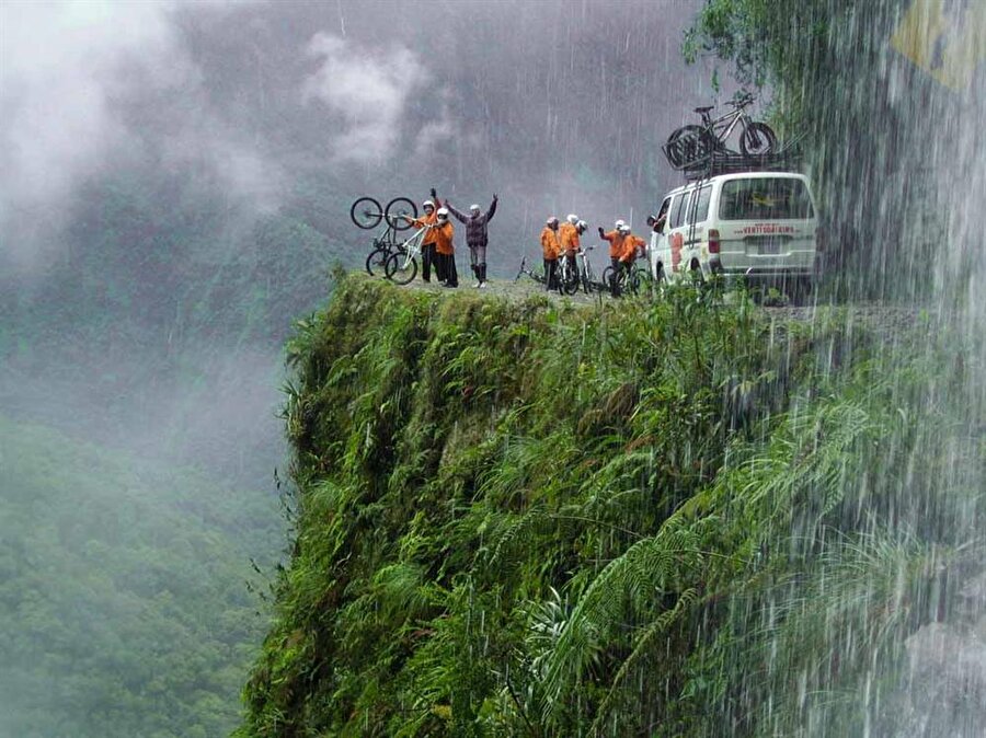 Yungas Yolu, Bolivya

                                    Virajlarında bariyer olmayan ve genişliği sadece 3 metre olan dünyanın en yeşil yolu. Macera ve adrenalin tutkunlarının, motosiklet veya bisikletle yola çıkanların “Bolivya’ da gezilecek yerler” listesi hazırlarkan defterlerinin en başına yazdıkları yer burası...
                                