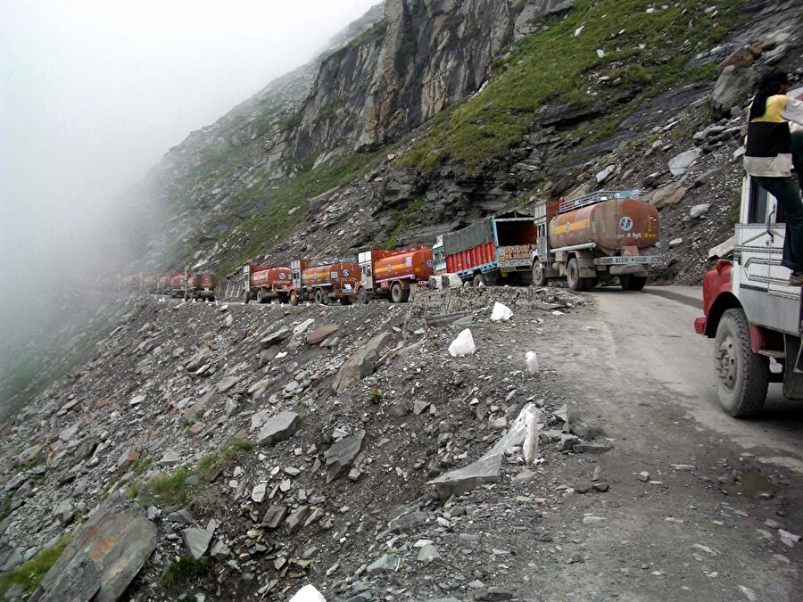 Leh-Manali Otoyolu, Hindistan

                                    490 kilometre olan bu yol, sadece Hindistan'ın değil bütün dünyanın en güzel yolu olarak gösteriliyor. Karlı dağlar, yüksek ovalar, dereler ve buzullar arasından dağları aşıp, dar geçitlerden devam eden bu yol, kimi zaman insanı korkutsa da dünyanın en güzel manzaralarını sergiliyor.
                                