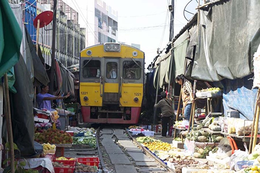 Maeklong Demiryolu Pazarı, Tayland

                                    Çabuk tezgahı topla, tren geliyor! Görünüşte normal bir pazar gibi gelebilir ama bu pazardaki tezgahların tam içinden 15 km/saat hızında bir tren geçiyor. Tren düdüğü duyulduğunda pazar esnafı adeta bir zaman yarışına giriyor ve ortalık şenlik alanına dönüyor.
                                