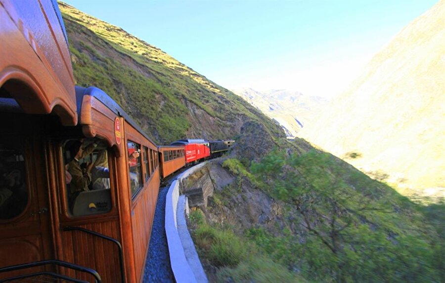 Şeytanburnu Demiryolu, Ekvador

                                    Bu demiryolu, 800 metre yükseklikte aynı adı taşıyan kaya üzerine inşa edilmiş. Yakın zamana kadar, turistlerin vagonlara binmelerine izin verilirdi, ancak artık yasak.
                                