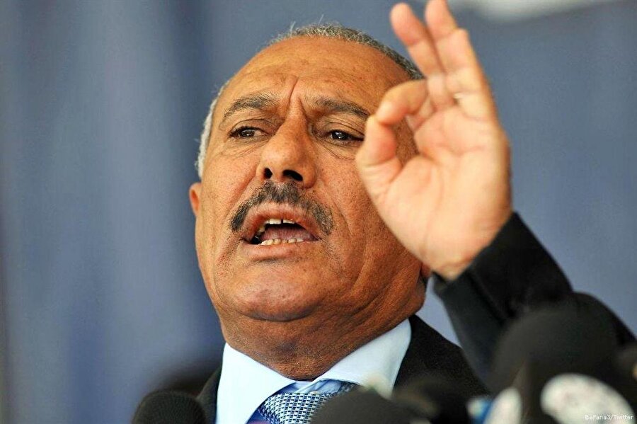 Eski Yemen Cumhurbaşkanı Salih öldürüldü
Genel Halk Kongresi partisi üst düzey yetkilisi, eski Yemen Cumhurbaşkanı Ali Abdullah Salih'in öldürüldüğünü bildirdi. Kimliğinin açıklanmasını istemeyen yetkili, Husilerin, Salih'in konvoyunu Sana'nın 40 kilometre güneyinde memleketi Sanhan'a giderken durdurduklarını ve Salih'i bilinmeyen bir yere götürmelerinin ardından başından vurarak öldürdüklerini belirtti.