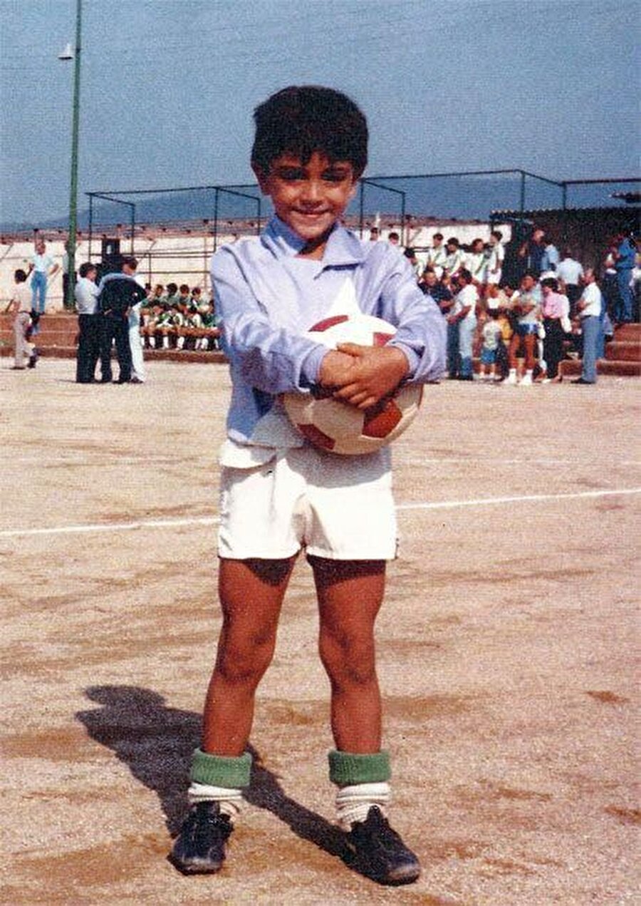 Sırada tam bir maestro var. Daha o zamanlar topa sarılmasından belliymiş meşin yuvarlağı ayağına yapıştıracağı ve kimselere kaptırmayacağı...

                                    25 Ocak 1980 doğumlu Barcelona ve İspanya efsanesi Xavi Hernández Creus, Katar ekibi Al Sadd forması giyiyor.
                                