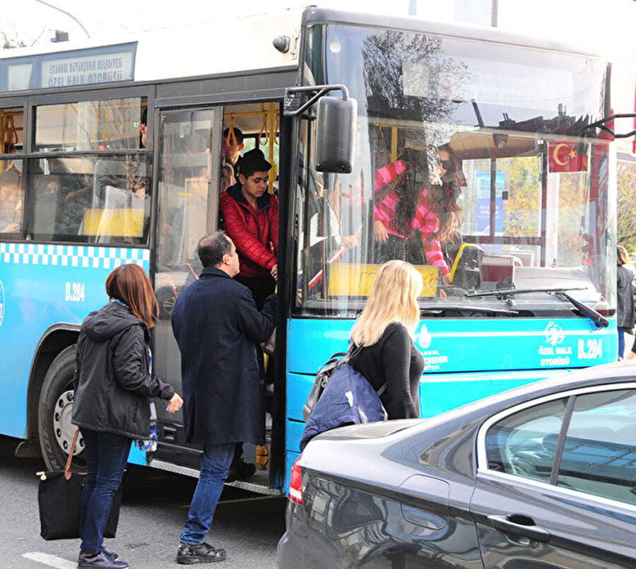 Halk otobüsüne binerken görüntülendi!
Ünlü oyuncu Asena Tuğal, önceki gün Levent'ten Mecidiyeköy'e giden halk otobüsüne bindi. 
