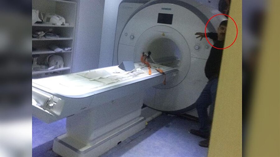 Polis şoka uğradı: Silah MR cihazına yapıştı