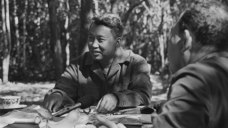 Komünist olan Pol Pot’un fikirleri yeni ülkenin temelini atacaktı. Pot, teknoloji, para ve dine karşıydı. Çünkü bunlar modern toplumun yozlaşmasına neden oluyordu. 

                                    
                                    
                                    
                                
                                
                                