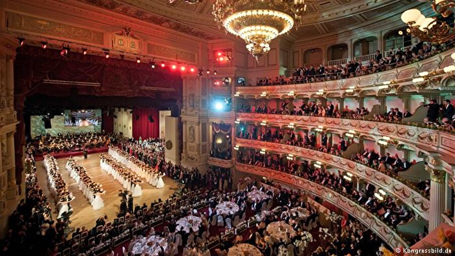 La Grand Balosu 

                                    
                                    Balo sezonu yılbaşına doğru daha da heyecanlı hale geliyor ve Viyanalılar zirveyi La Grand balosuyla yapıyor. ‘L’Esprit Viennois’ yani Viyana ruhunu yeniden yaşatmaya çalışan asiller, birden fazla orkestranın çaldığı caz ritimleri ve valslerle kendilerini gecenin büyüsüne bırakıyorlar.
                                
                                