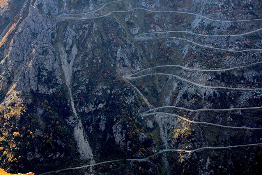 Bayburt D915, Türkiye

                                    1. Dünya Savaş'ı döneminde Ruslar tarafından yapılan bu korkutucu yol, geçtiğimiz yıl "Dangerous Roads" tarafından yapılan bir anket ile dünyanın en tehlikeli yolu seçildi.
                                