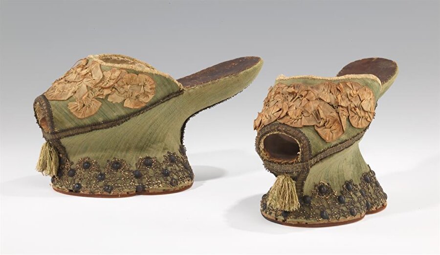 Chopine

                                    Bu ayakkabılar ilk olarak 1500’lü yılların sonunda İtalya’da üretildi. 17.yüzyılda neredeyse her kadının severek giydiği ve giyeni uzun gösteren bu ayakkabıları o döneme ait portrelerde göremiyoruz. Bunun sebebi 17.yüzyılda yaşayan kadınların uzun elbiseler giymesinden kaynaklıdır.
                                