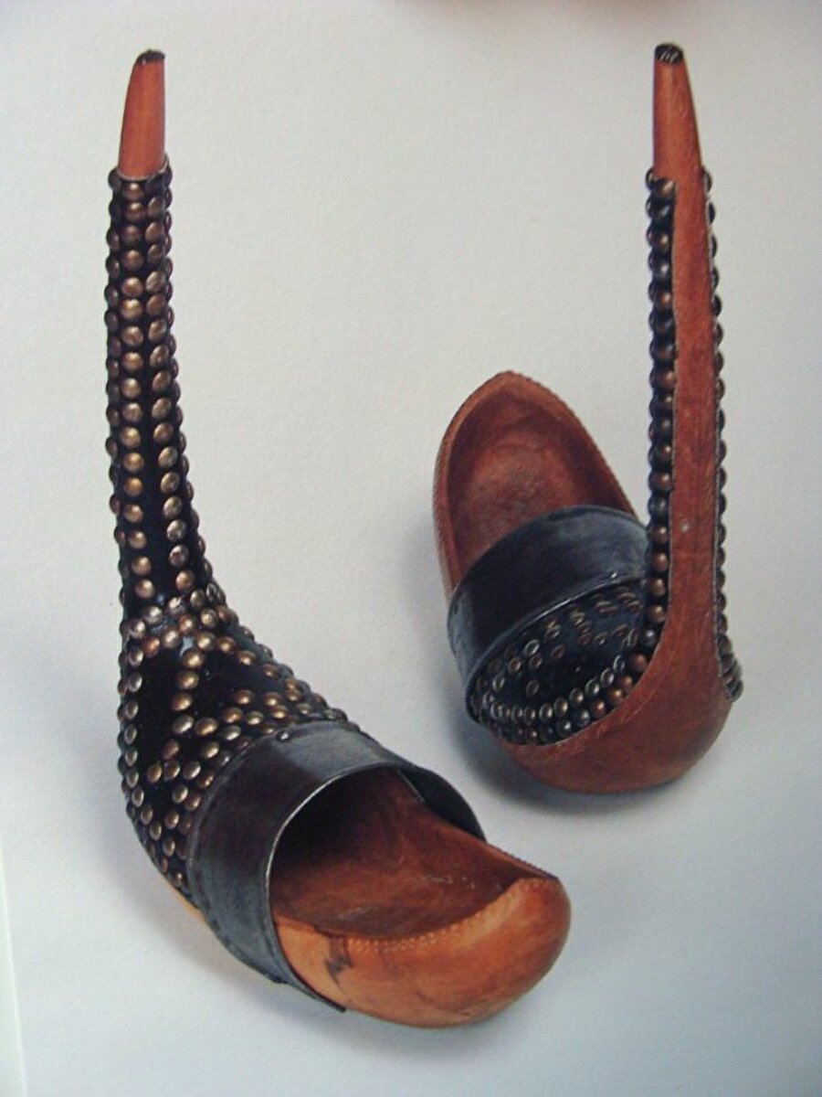 Gelin Ayakkabısı

                                    Özellikle 18.yüzyılda Avrupa’da çok yaygın olan bu tahta ayakkabıları, düğünden önce gelinin eşi yapıyordu. Erkek tarafı ayakkabının burnunu ne kadar uzun tutarsa evliliğin de o kadar uzun ömürlü olacağına inanılıyordu.
                                
