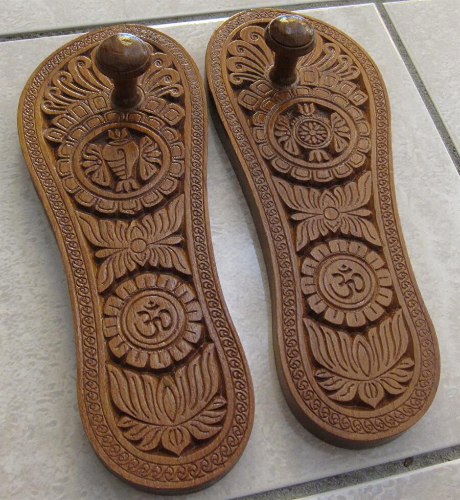Paduka

                                    Bu ayakkabılar 1600’lü yıllarda Hindistan’da çok popülerdi. Genellikle fil dişinden ve gümüşten yapıldığı için giyen kişinin zengin olduğunu işaret ediyordu.
                                