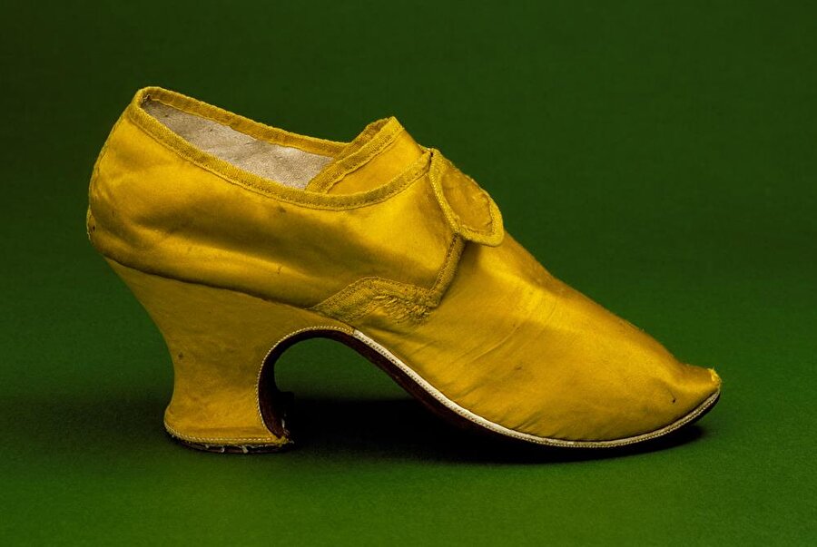 Erkekler İçin Topuklu Ayakkabılar

                                    17.yüzyılda yaşayan erkekler bu ayakkabıyı giyerek zengin ve asil bir aileden geldikleri mesajını veriyordu. Fotoğraftaki sarıdan hariç kırmızı rengi de bulunuyordu ama kırmızı rengi sadece kraliyet ailesinden olanlar giyebiliyordu.
                                