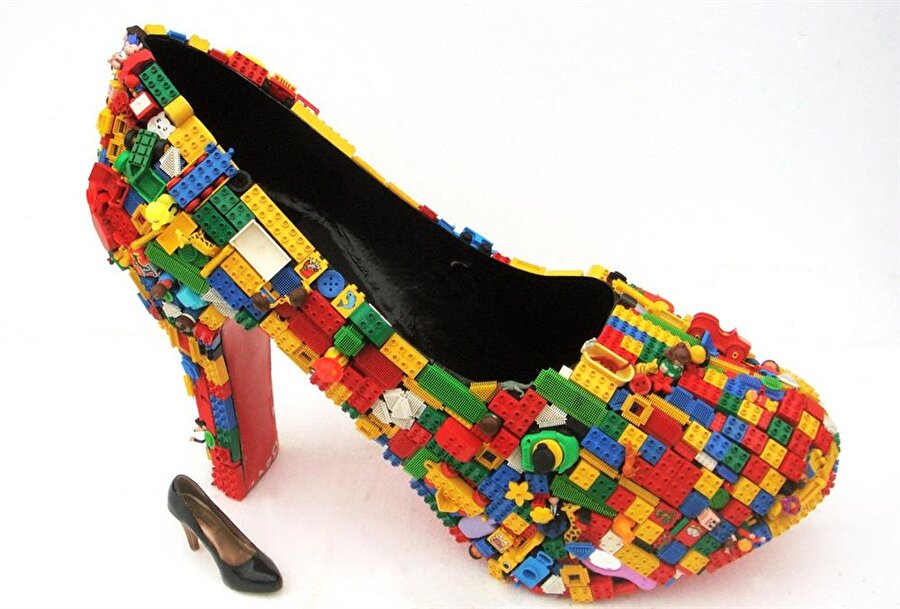 Lego mu Ayakkabı mı?

                                    Lego’yla yapılmış her şeye saygımız her türlü sonsuz… Ama! Bu ayakkabıyı kapıda bıraksan komşunun çocuğu çalar.
                                