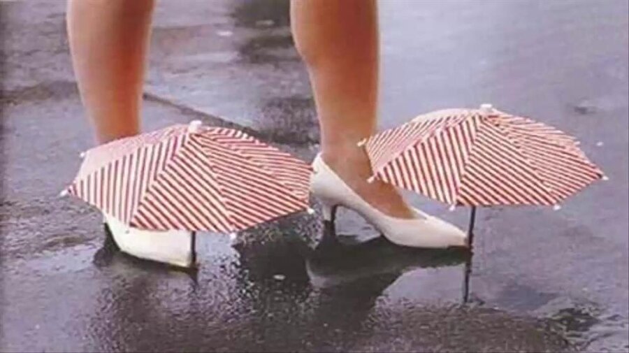 Şemsiyeli ayakkabı

                                    “Yer yer sağanak” deyince olayı yanlış anlamış garibim, moda tasarımcım. Yağmurda çamurda yoluna devam edersin. Kimse kalkıp da sulu şaka yapmaya cüret edemez.
                                