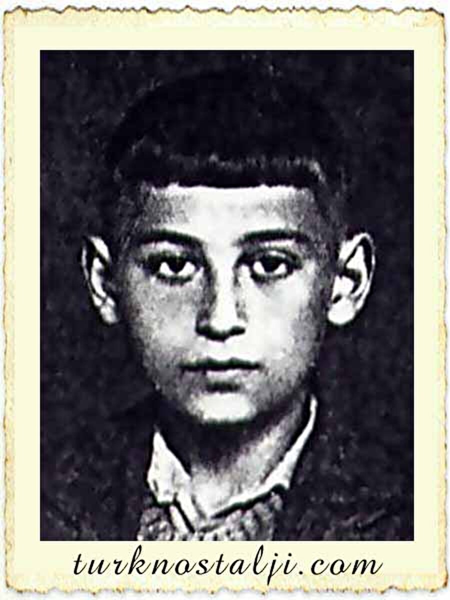 18 Şubat 1926 tarihinde İstanbul, Fatih’te dünyaya gelen Halit Kıvanç, ailenin en küçüğüydü.

