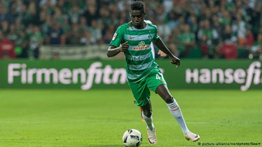 Manneh, Mart 2015'teki 18. doğum gününden bir gün sonra Bremen'le ilk profesyonel sözleşmesini imzaladı. 

                                    
                                