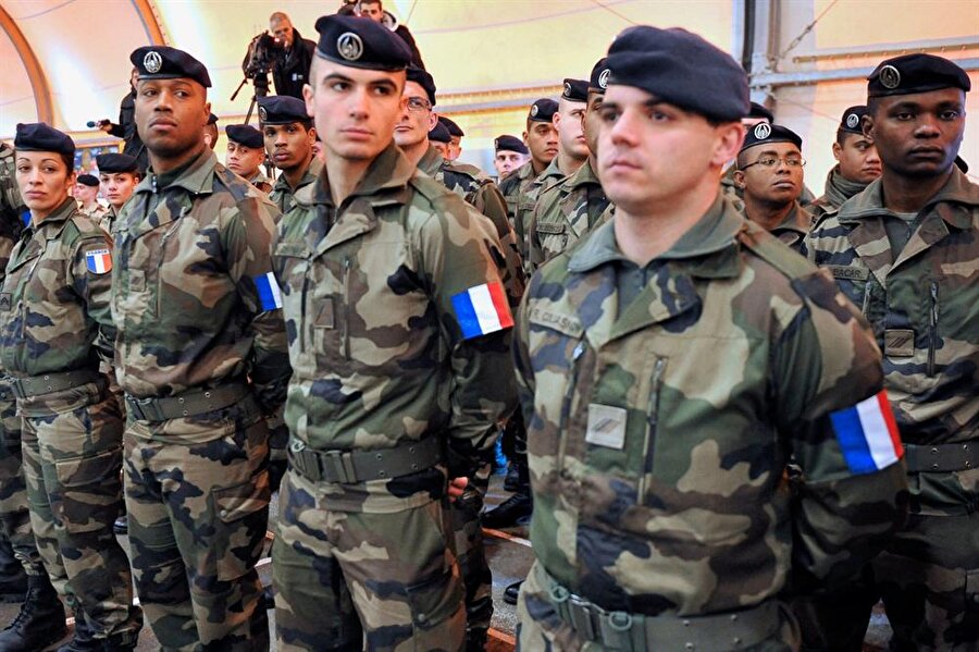 5.) Fransa 

                                    
                                    
                                    
                                    Aktif personel sayısı: 400 bin 770 
  
Savunma bütçesi: 35 milyar dolar 
  
Tank: 423 
  
Savaş Uçağı: 1,282 
  
Uçak gemisi: 4 
  
Askeri denizaltı: 10
                                
                                
                                
                                