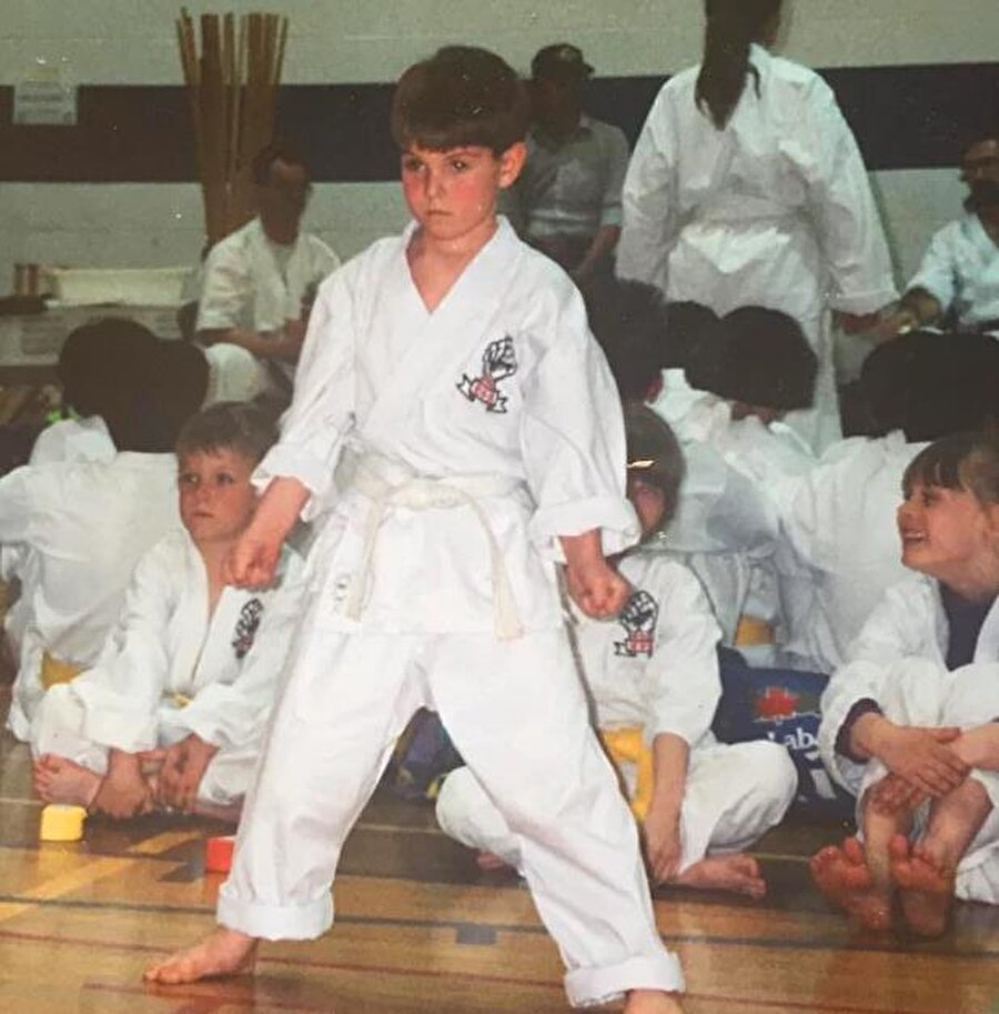 Dünya şampiyonu!
4 yaşında karateye başlayan Bateman, aynı zamanda dünya şampiyonu karetecidir.