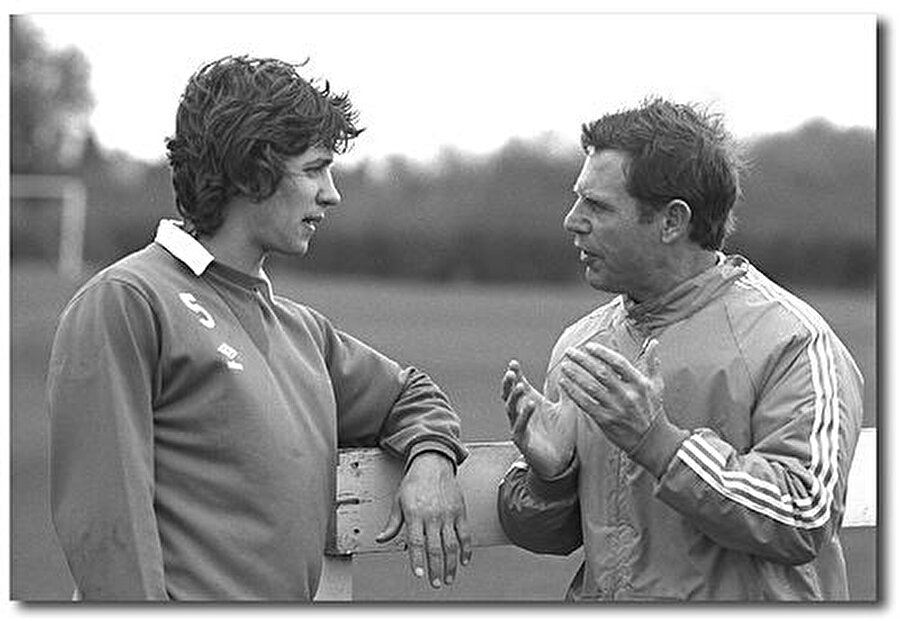 Sırasıyla İngiltere U-18 Milli Takımı, Coventry City ve Leicester City'yi çalıştıran Gordon Milne'nin yolu 1987'de Beşiktaş ile kesişti. 