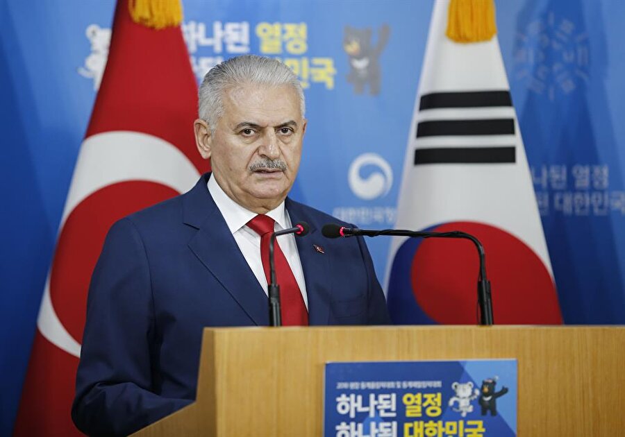 Başbakan Binali Yıldırım’ın Güney Kore temasları sürüyor
Başbakan
Binali Yıldırım, Güney Kore'deki temaslarının son gününde Seul'de Cumhurbaşkanı
Moon Jae-In ile Ulusal Meclis Başkanı Chung Sye Kyun tarafından kabul edilecek.
Yıldırım, Güney Kore Başbakanı Lee Nak-Yeon ile bir araya gelecek. Baş başa ve
heyetlerarası görüşmerin ardından iki mevkidaş ortak basın toplantısı
düzenleyecek.Türkiye'nin Seul Büyükelçiliği binasının açılış törenine
katılacak Yıldırım, elçilikte Güney Kore'deki Türk vatandaşlarıyla bir araya
gelecek.