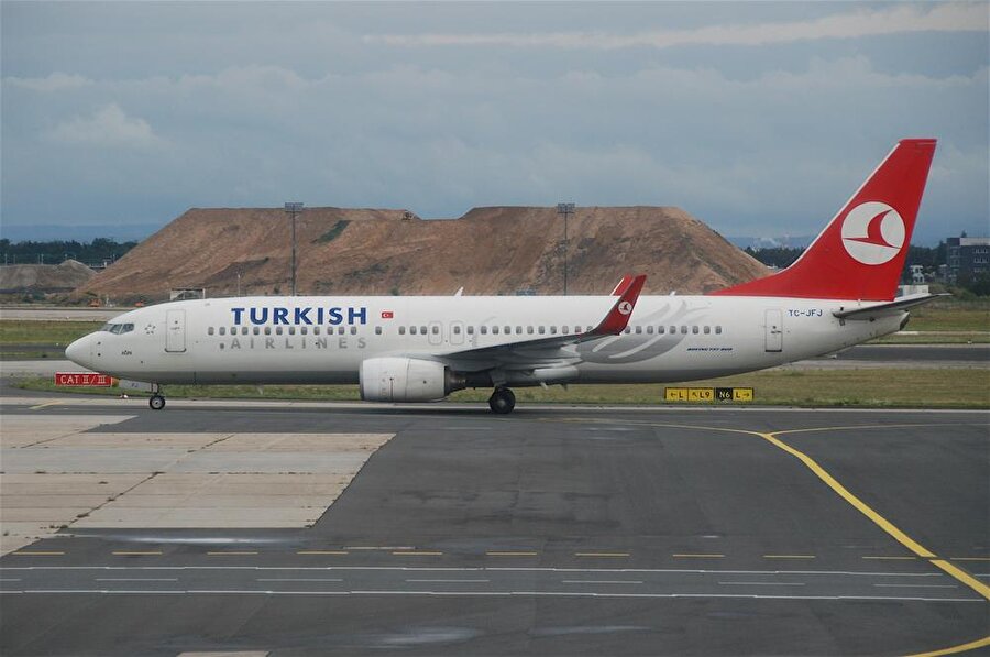 Türk Hava Yolları'nın Mogadişu seferi için Atatürk Havalimanı'ndan havalan uçağa yıldırım isabet etti. Boeing 737-800 tipi yolcu uçağı Atatürk Havalimanı'na acil iniş gerçekleştirdi.