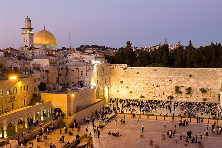 Kudüs’e her yıl Rusya’dan 450 bin, Polonya’dan 300 bin, Fransa’dan 250 bin, ABD’den ise 400 bin kişi ziyarete gidiyor. 

                                    
                                