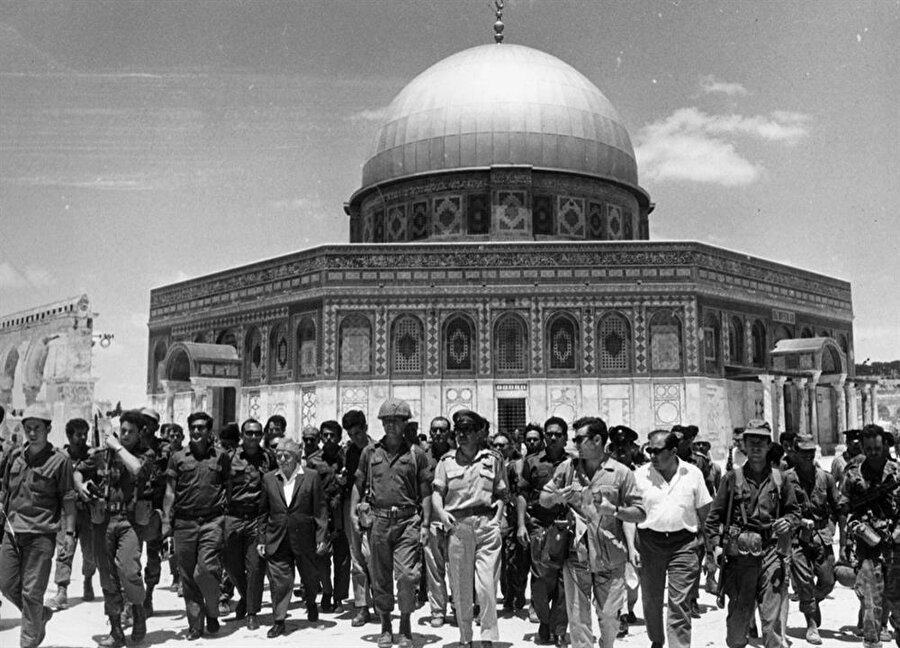 Ürdün’ün kontrolünde bulunan Doğu Kudüs’ü 1967 yılında işgal eden İsrail, 1980 yılında kentin tamamını başkent ilan etmişti. 
Kutsal kente, en büyük ilgi ise Türkiye’den. Yalnızca geçtiğimiz yıl içinde Kudüs’ü ziyaret ederek, kente yaşananlara şahit olan, kutsal mekanları ziyaret eden Türk sayısı 26 bin. Tur şirketlerinden alınan bilgiye göre, 2017 yılında özellikle Mart ayından sonra bu rakam arttı. Kente ziyaret gerçekleştiren Türklerin büyük bir bölümünü ise öğrenciler oluşturuyor.