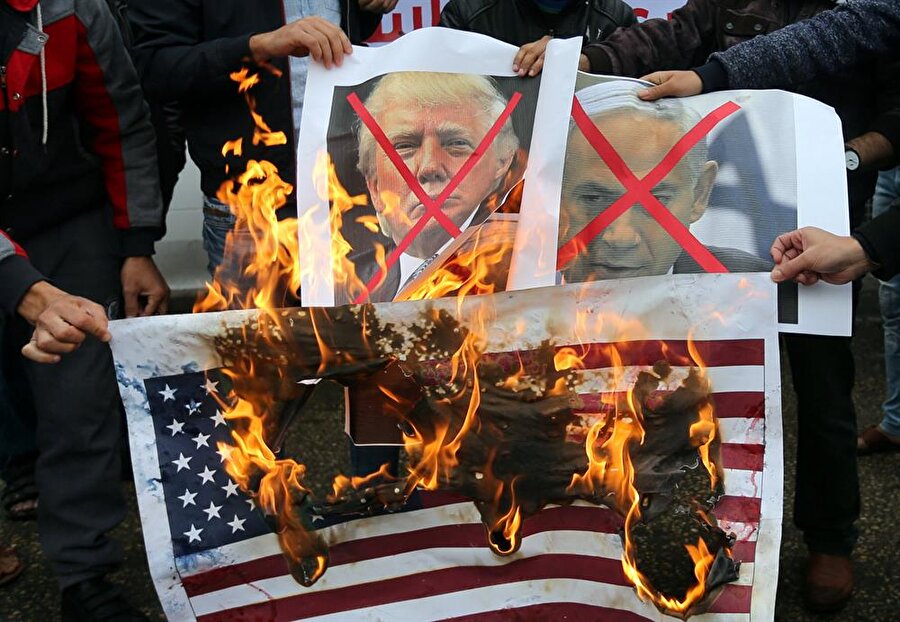 Yüz binler Kudüs için sokakta
ABD Başkanı Donald Trump'ın Kudüs'ü 'İsrail'in başkenti' olarak tanıma ve Tel Aviv’deki Büyükelçiliği Kudüs’e taşıma kararına dünyadan tepki yağdı. Karara karşı yüz binlerce kişinin protesto gösterileri düzenleyeceği belirtiliyor. 