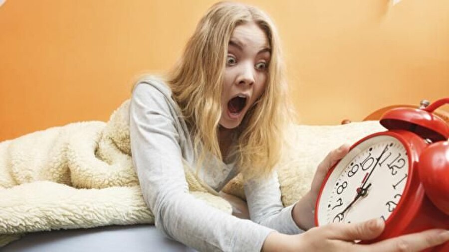 Geç kalmak
Kişi sorunları sürekli ertelediği ve başka uğraşlarla ilgilendiği için bu uğraşıların onu hiçbir yere taşımadığını ifade eder..