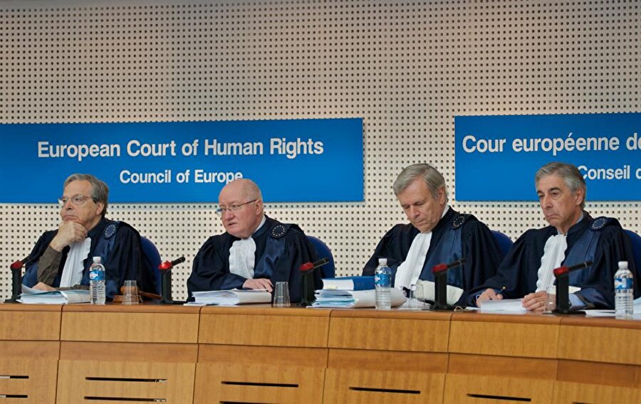 Türkiye, AİHM'e bireysel başvuru hakkını 1987'de tanırken, mahkemenin zorunlu yargı yetkisini 1990'da kabul etti. 

                                    
                                    
                                
                                
